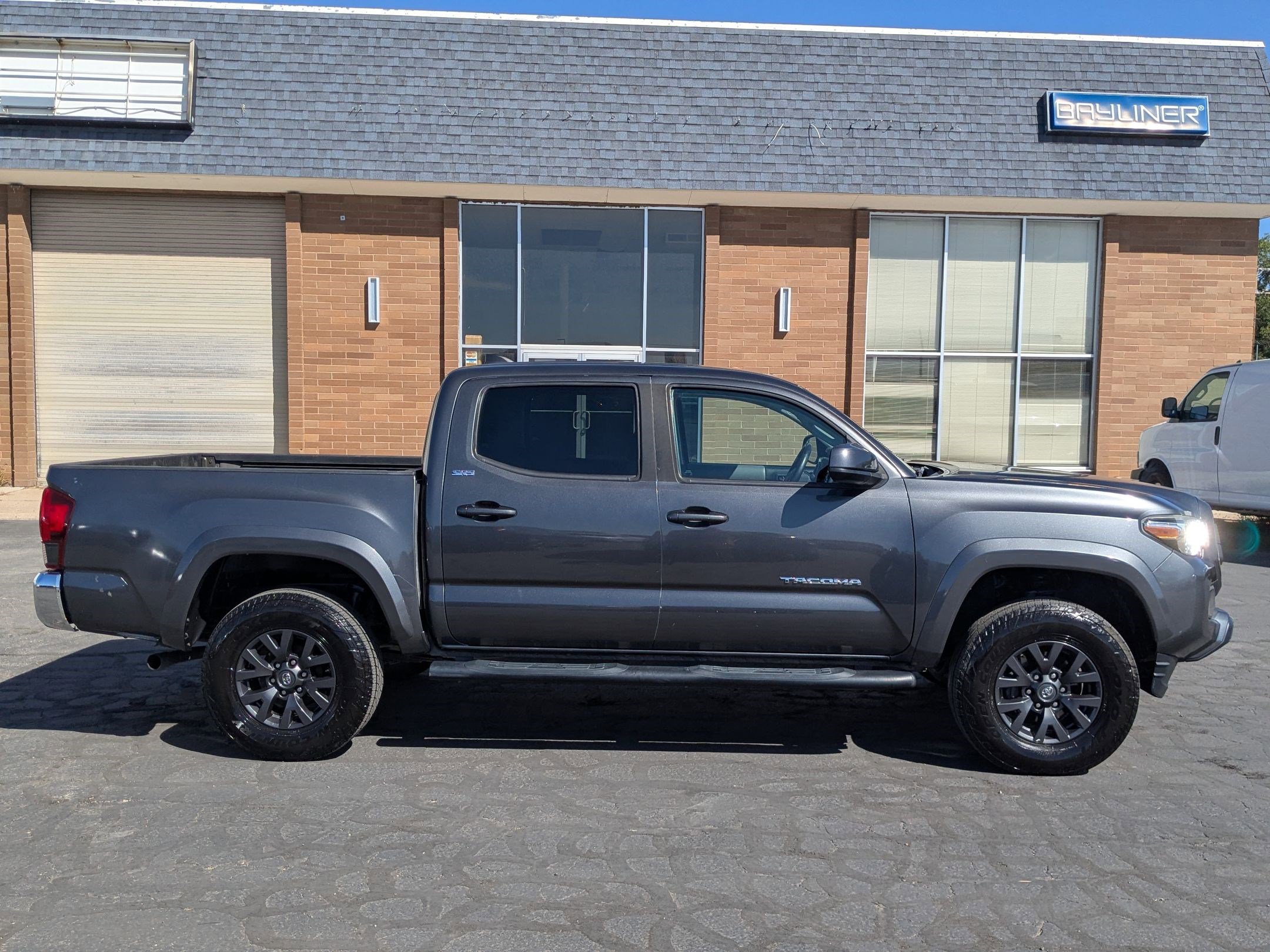 2020 Toyota Tacoma SR5 photo 2
