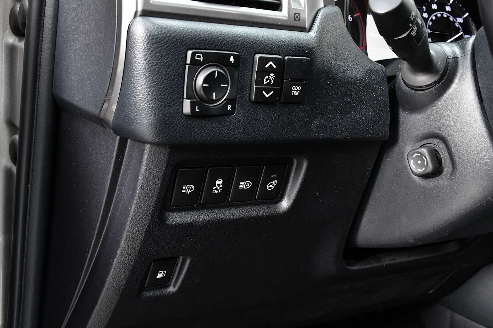 Certified Used 2023 Atomic Silver Lexus 460 Premium image 16