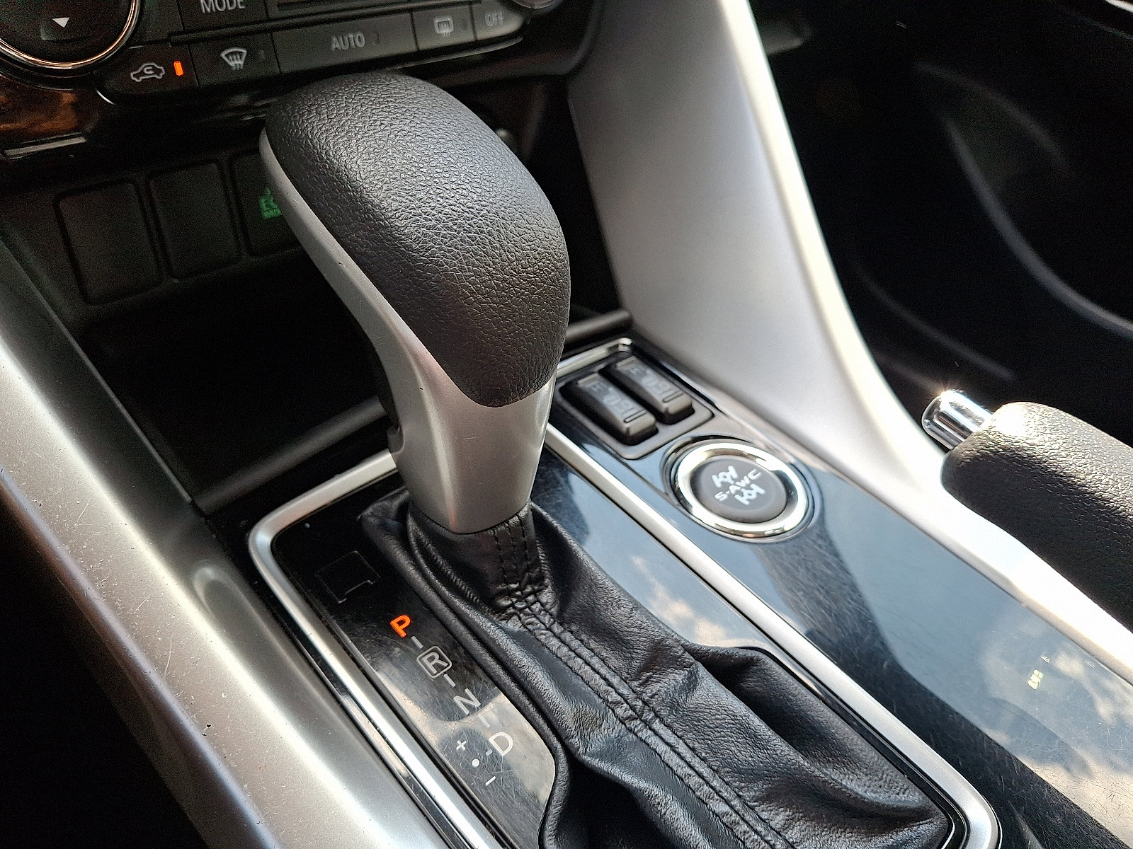 2022 Mitsubishi Eclipse Cross LE photo 12