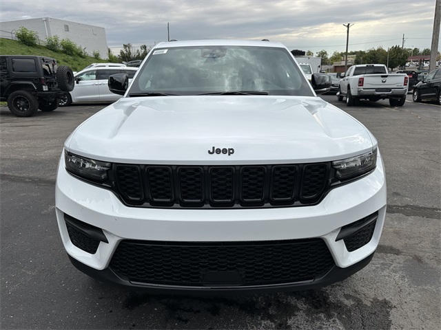 2025 Jeep Grand Cherokee Laredo Altitude photo 2