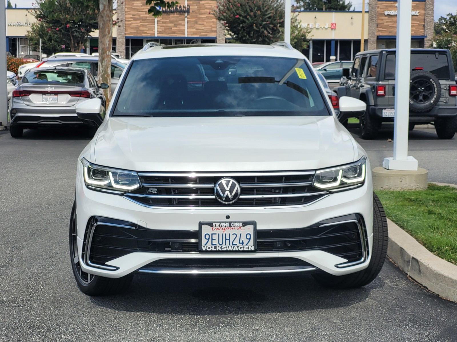 2023 Volkswagen Tiguan SEL R-Line Black photo 2