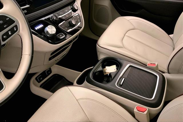 2017 Chrysler Pacifica Limited photo 21