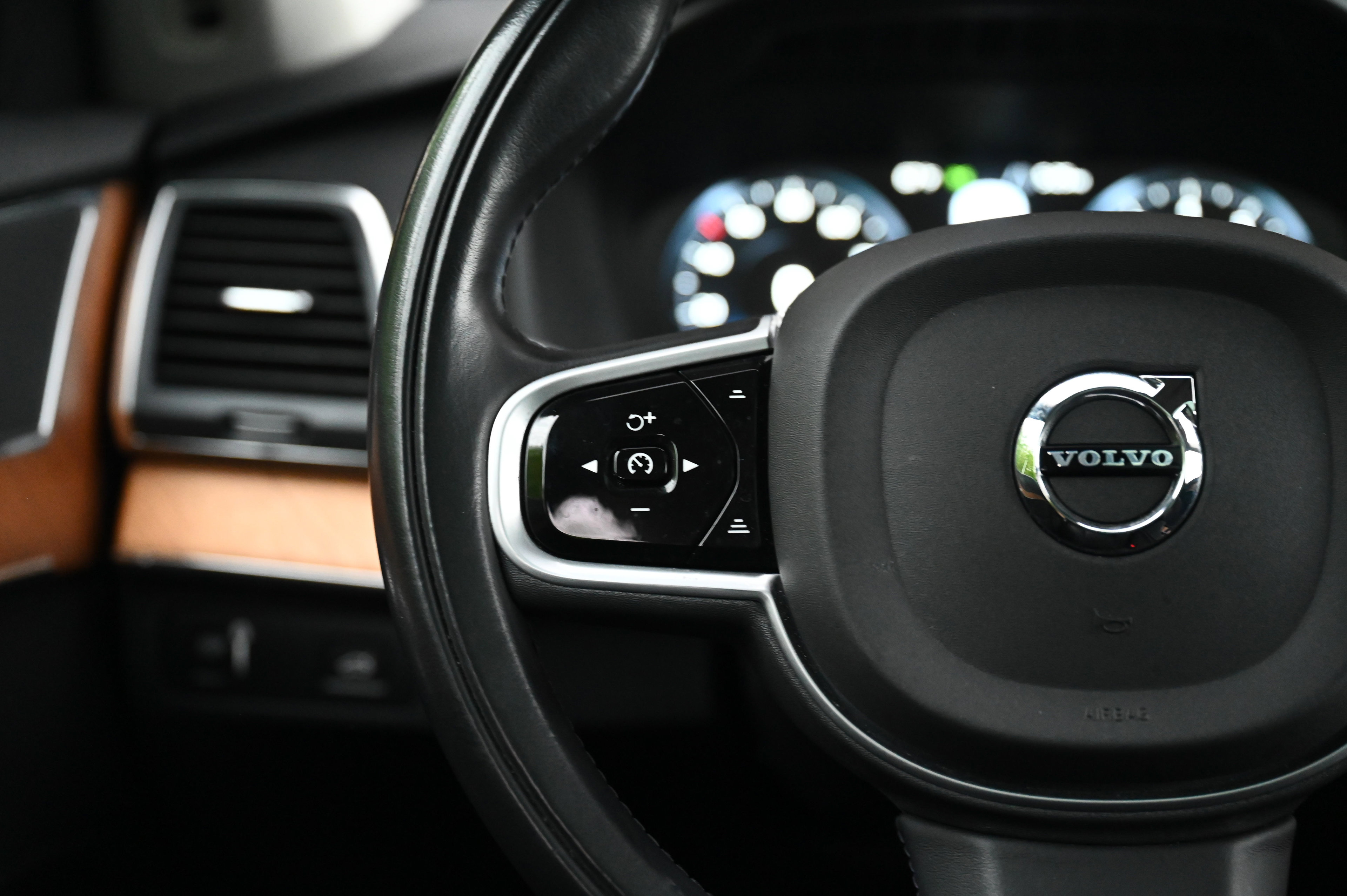 2022 Volvo XC90 T6 Momentum photo 34