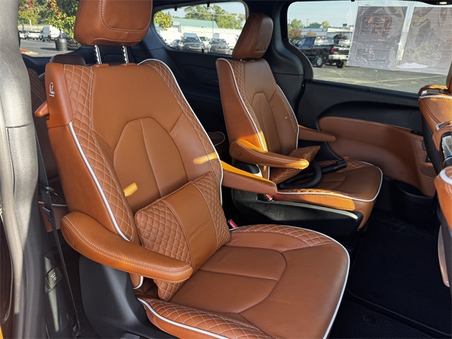 2025 Chrysler Pacifica Pinnacle photo 16