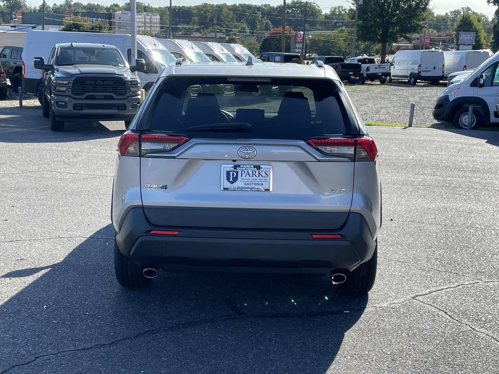 2020 Toyota RAV4 XLE photo 6