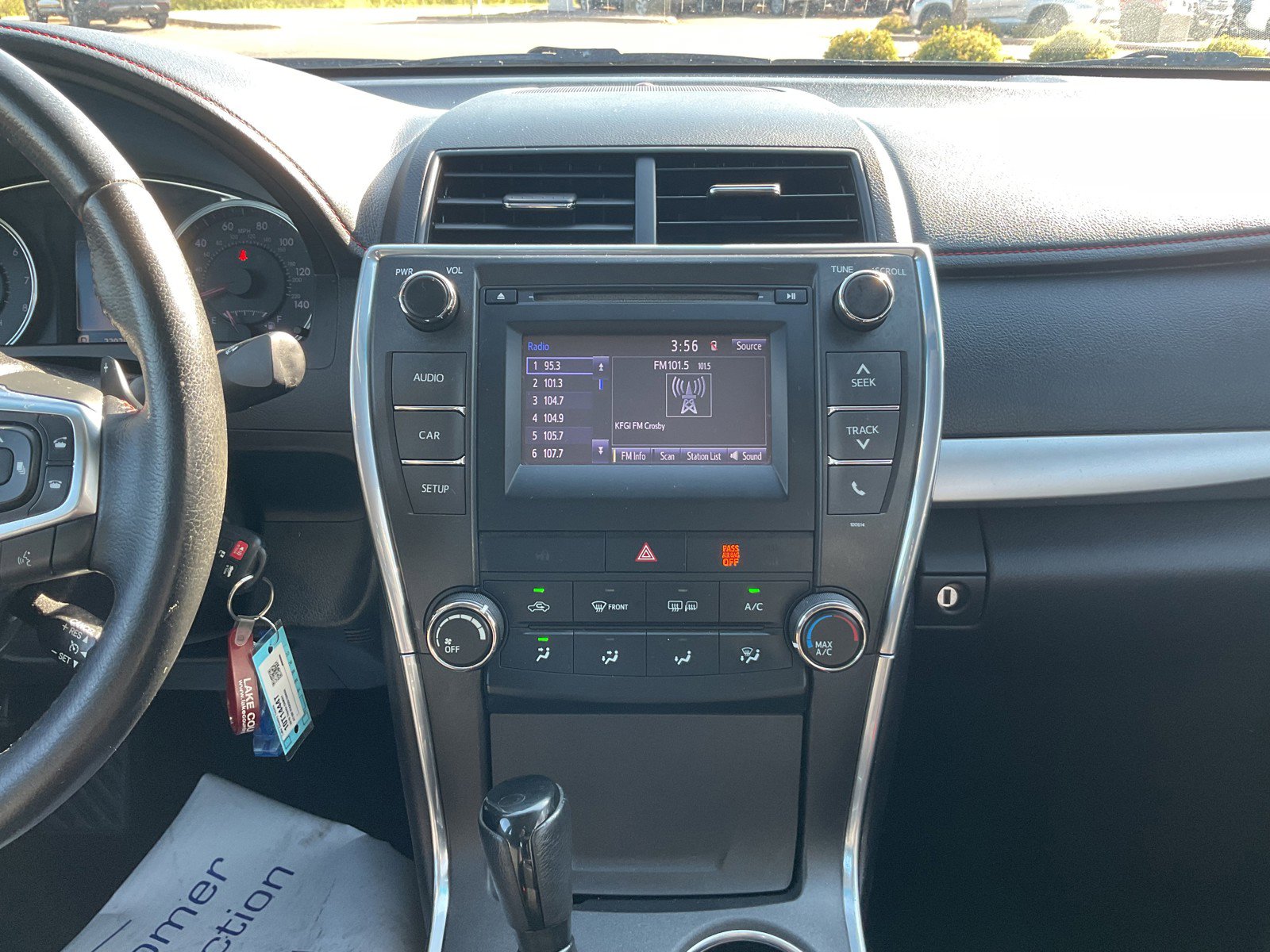 2016 Toyota Camry SE photo 16