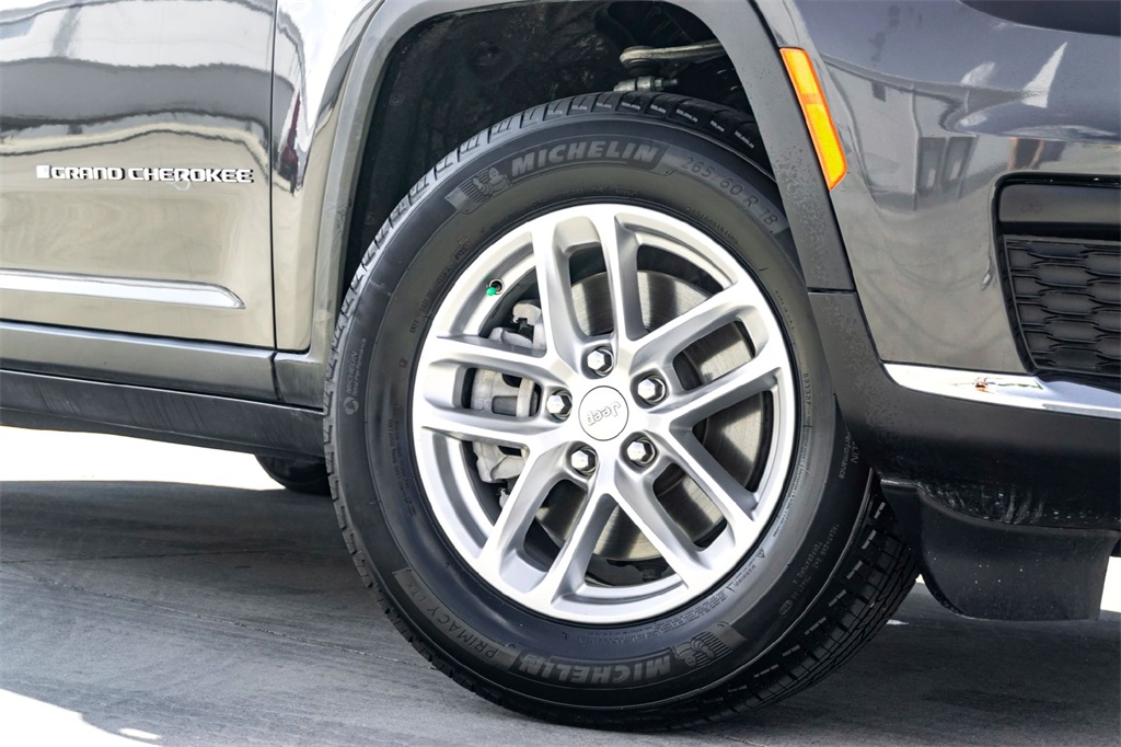 2025 Jeep Grand Cherokee Laredo photo 2