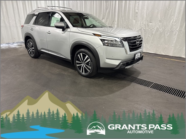 2025 Nissan Pathfinder Platinum's photo