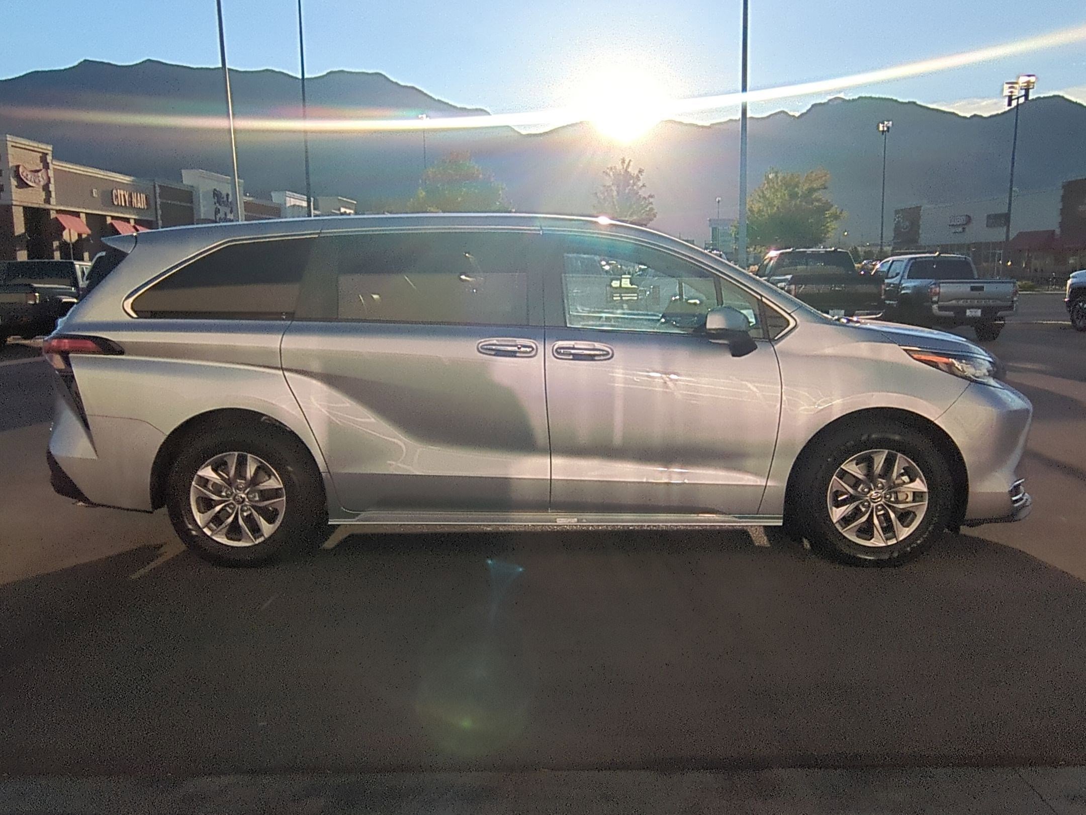 2022 Toyota Sienna XLE photo 2