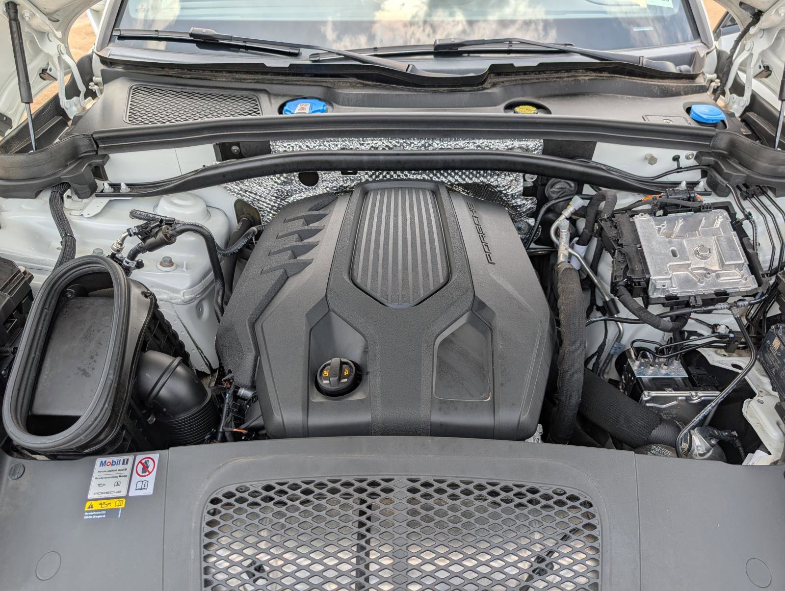 2023 Porsche Macan T photo 17