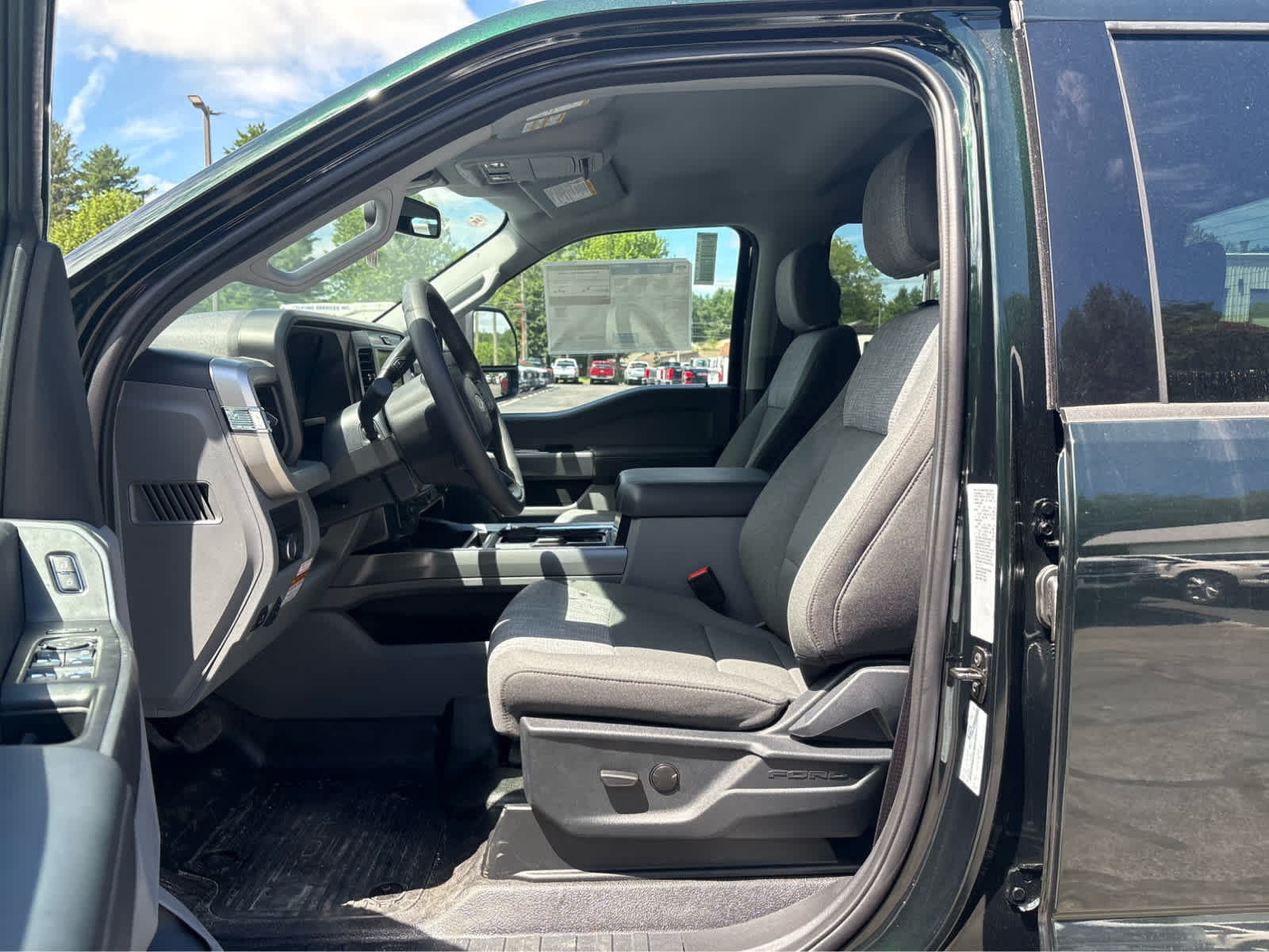 2025 Ford F-350 Super Duty Chassis Cab XLT - Photo 22