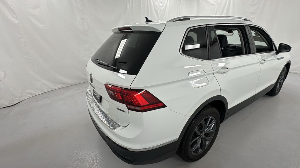2022 Volkswagen Tiguan SE photo 3