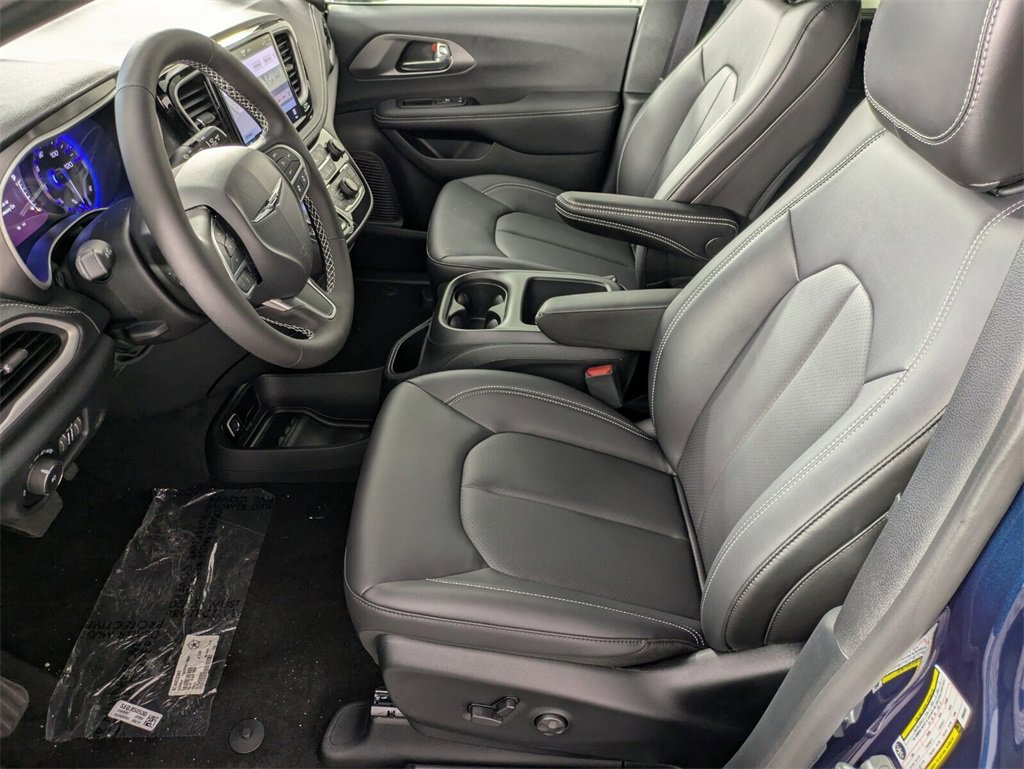 2025 Chrysler Pacifica photo 8