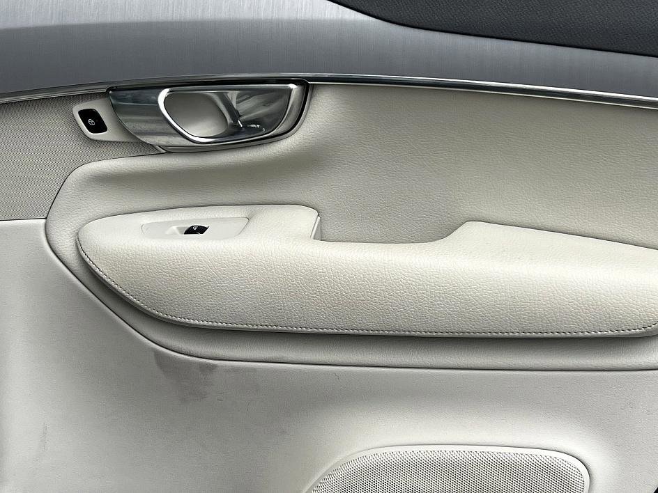 2022 Volvo XC90 Momentum AWD photo 22