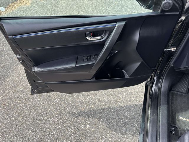 2017 Toyota Corolla XSE photo 13