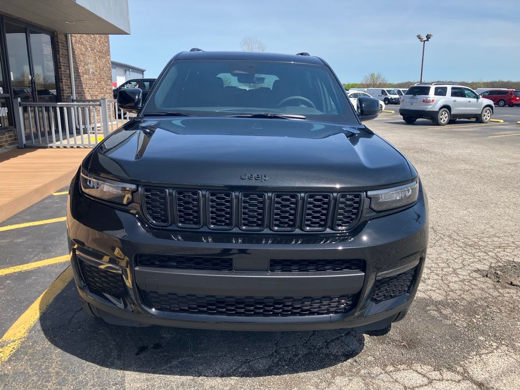 2025 Jeep Grand Cherokee Limited photo 2
