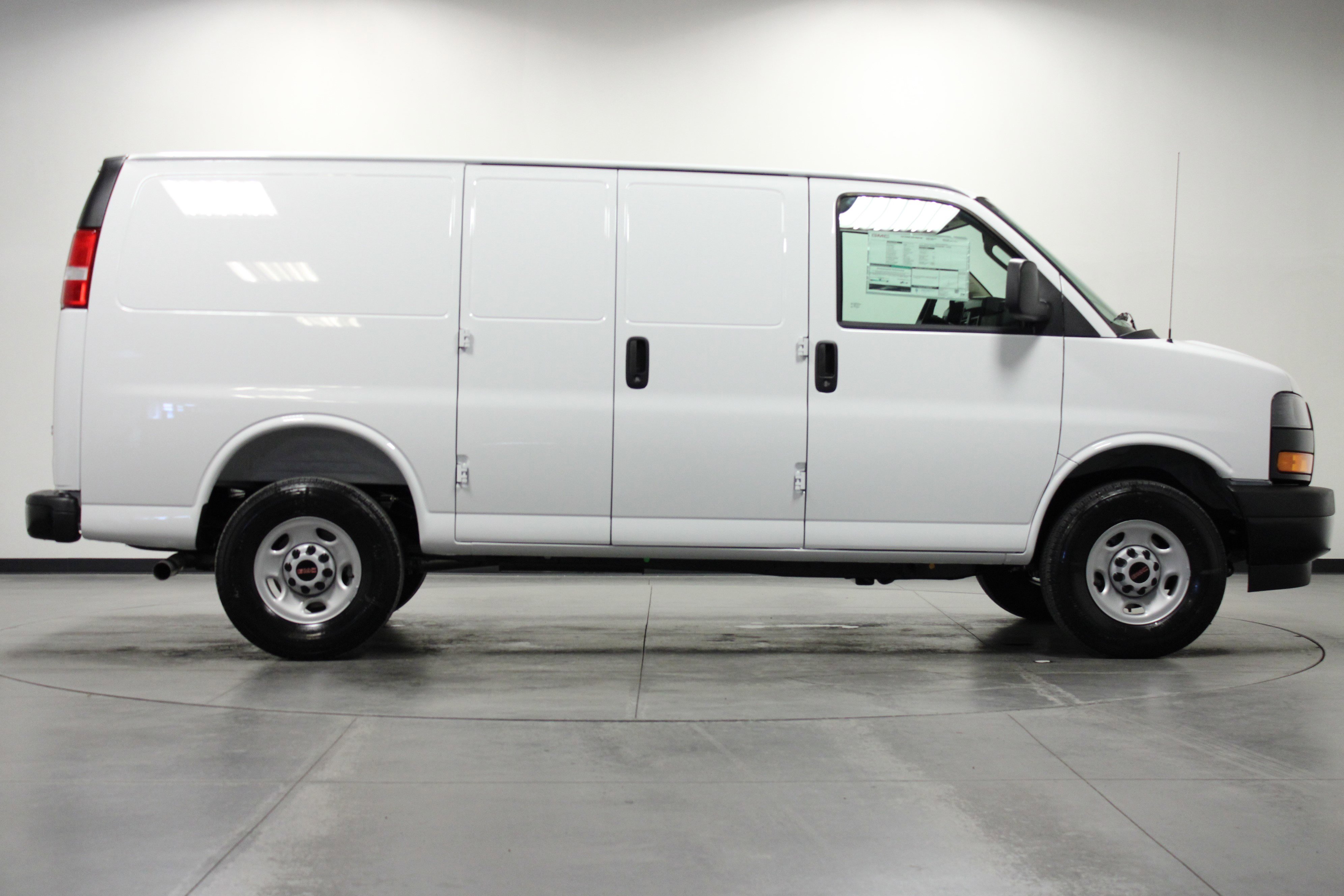 2025 Gmc Savana Cargo 2500 photo 2