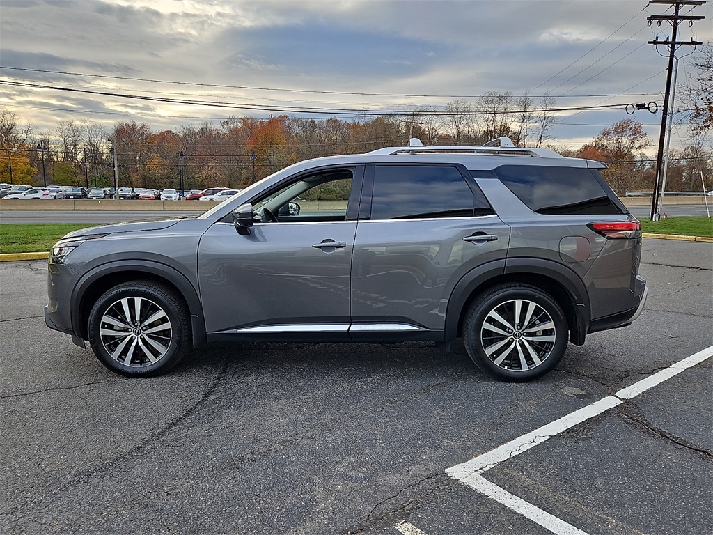 2025 Nissan Pathfinder Platinum photo 2