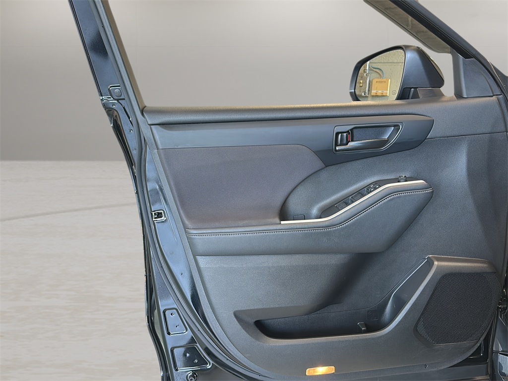 2021 Toyota Highlander L photo 14