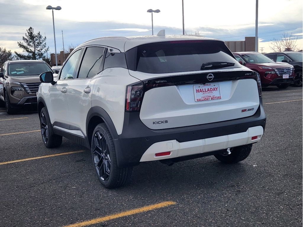 2025 Nissan Kicks SR photo 2