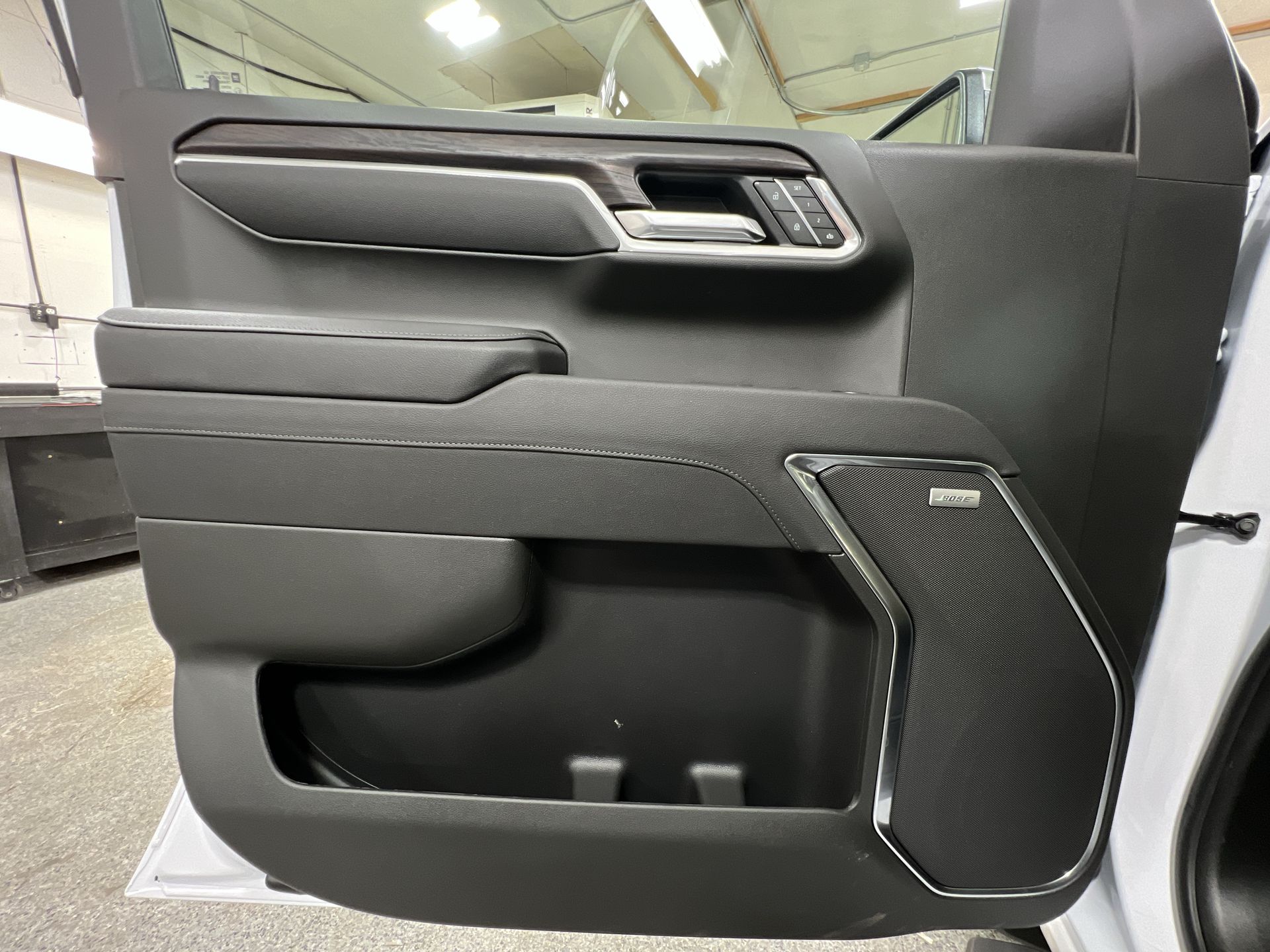 New 2025 White Frost Tricoat GMC SLT image 82