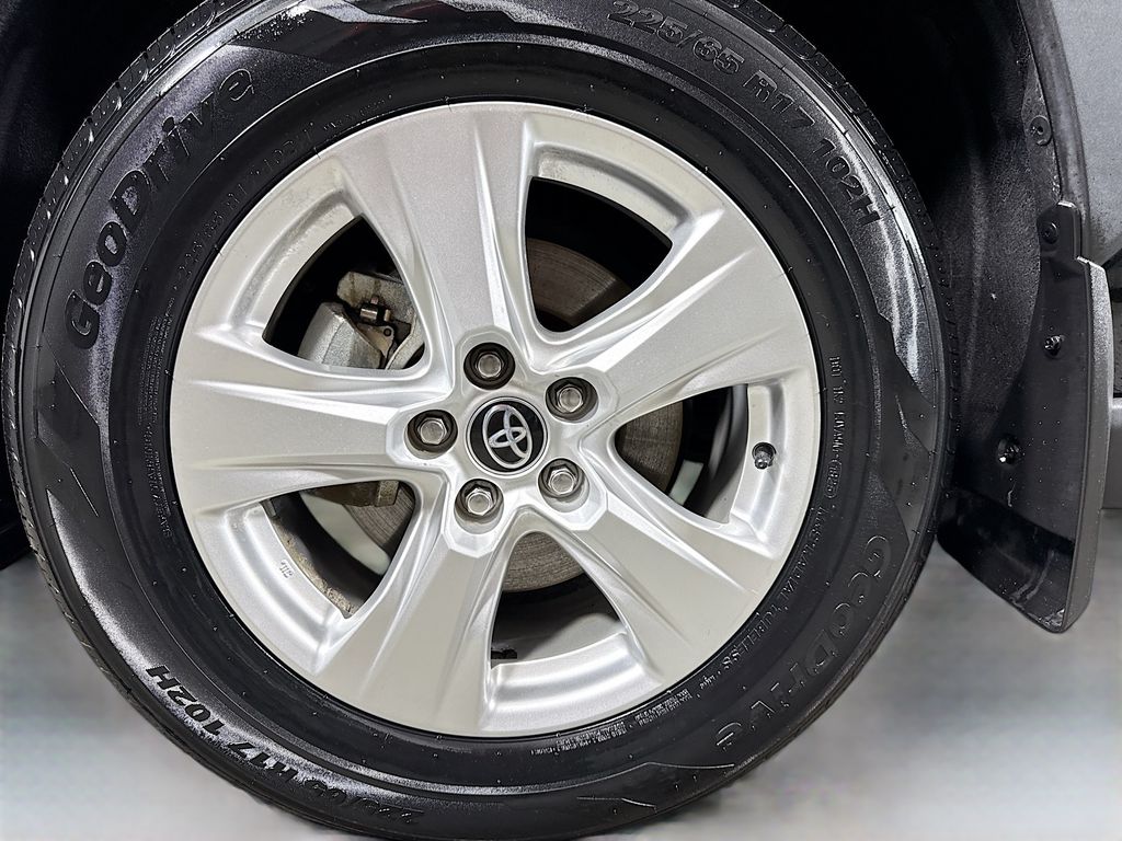 2021 Toyota RAV4 Hybrid XLE photo 28