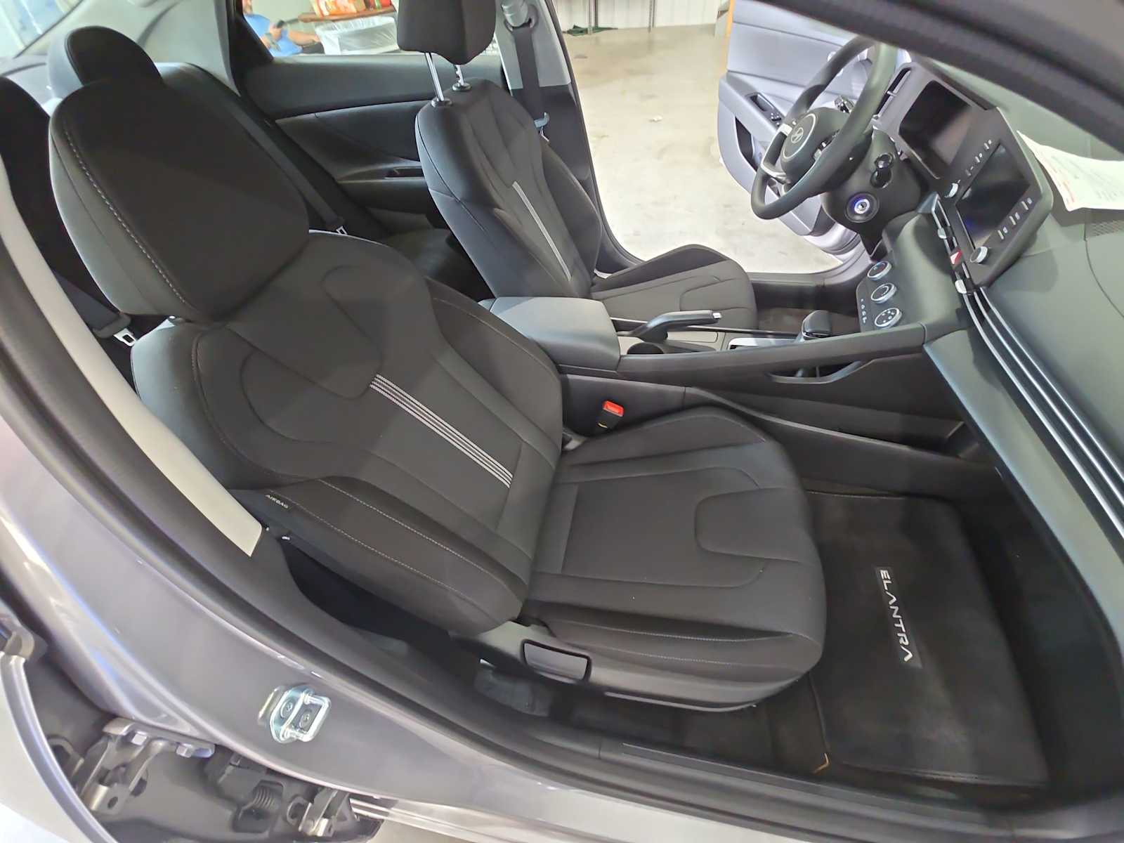 2025 Hyundai Elantra SE photo 28