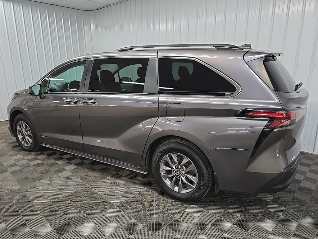 2021 Toyota Sienna XLE photo 4
