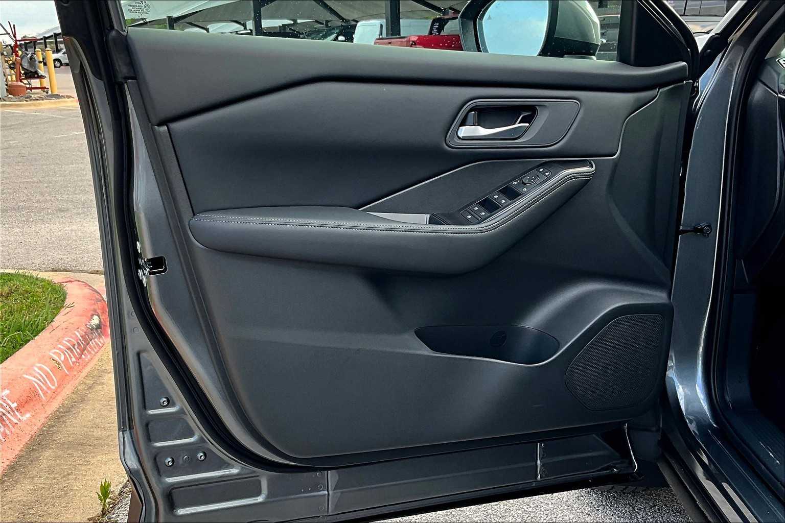 2025 Nissan Rogue SV photo 13