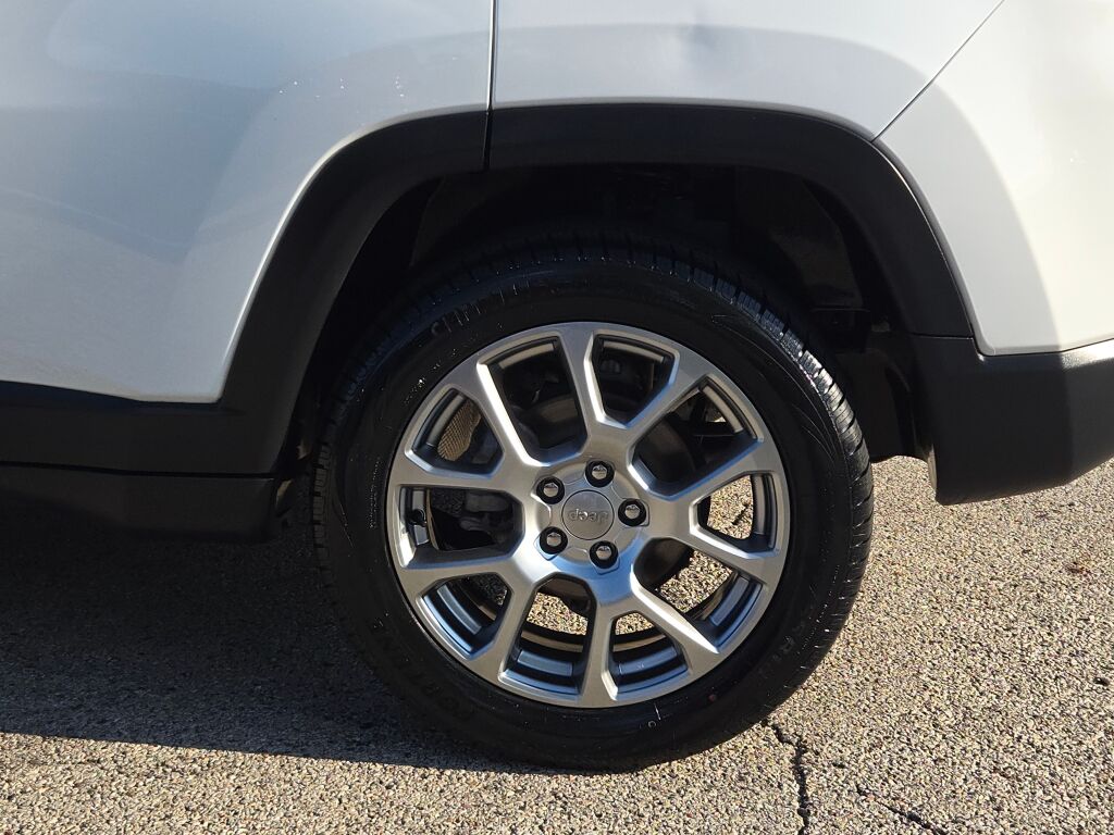 2022 Jeep Compass Latitude Lux photo 14