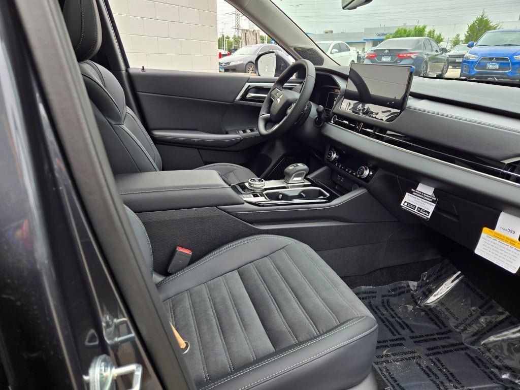 2025 Mitsubishi Outlander SE photo 10