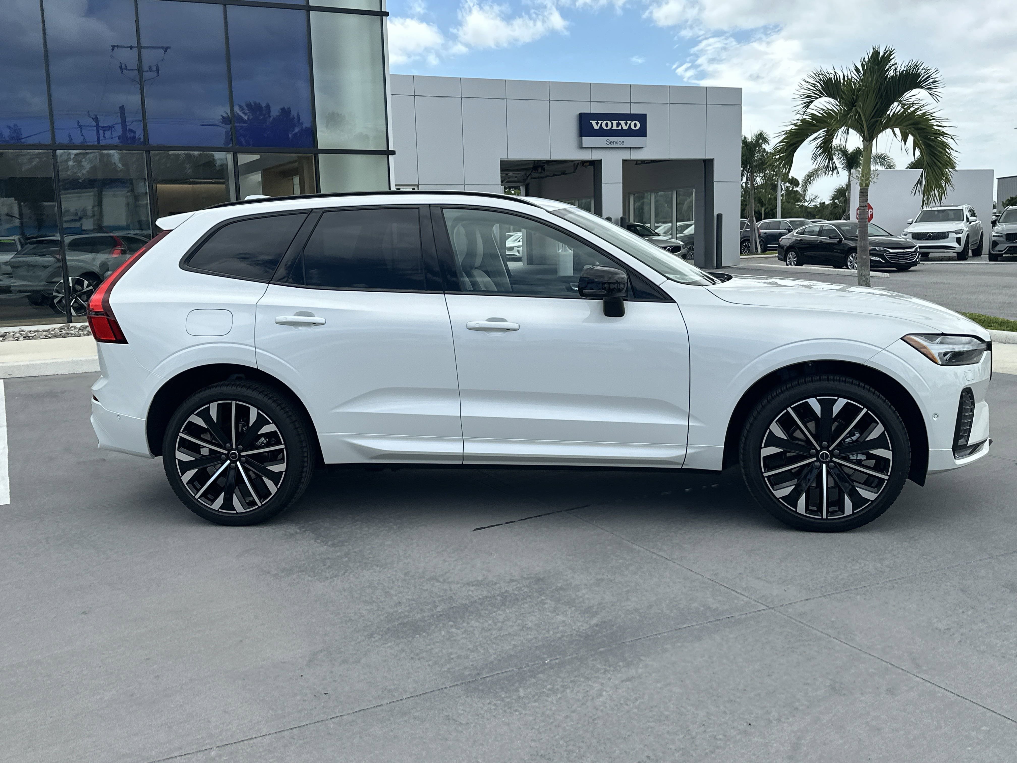2026 Volvo XC60 B5 photo 5