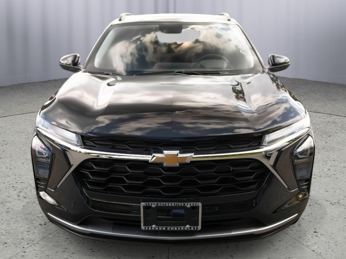 2025 Chevrolet Trax LT photo 2