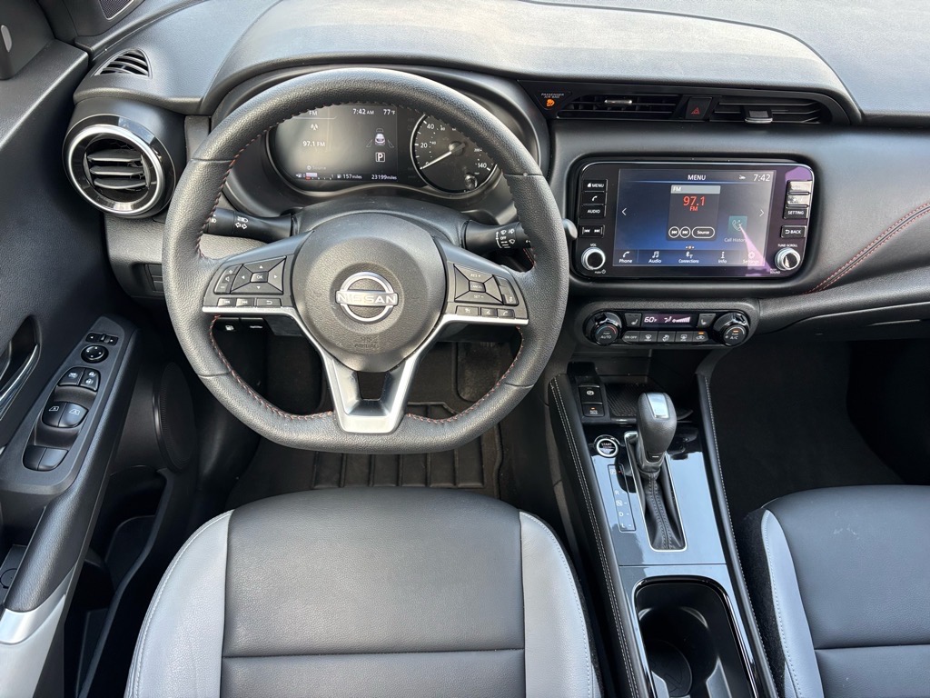 2024 Nissan Kicks SR photo 3