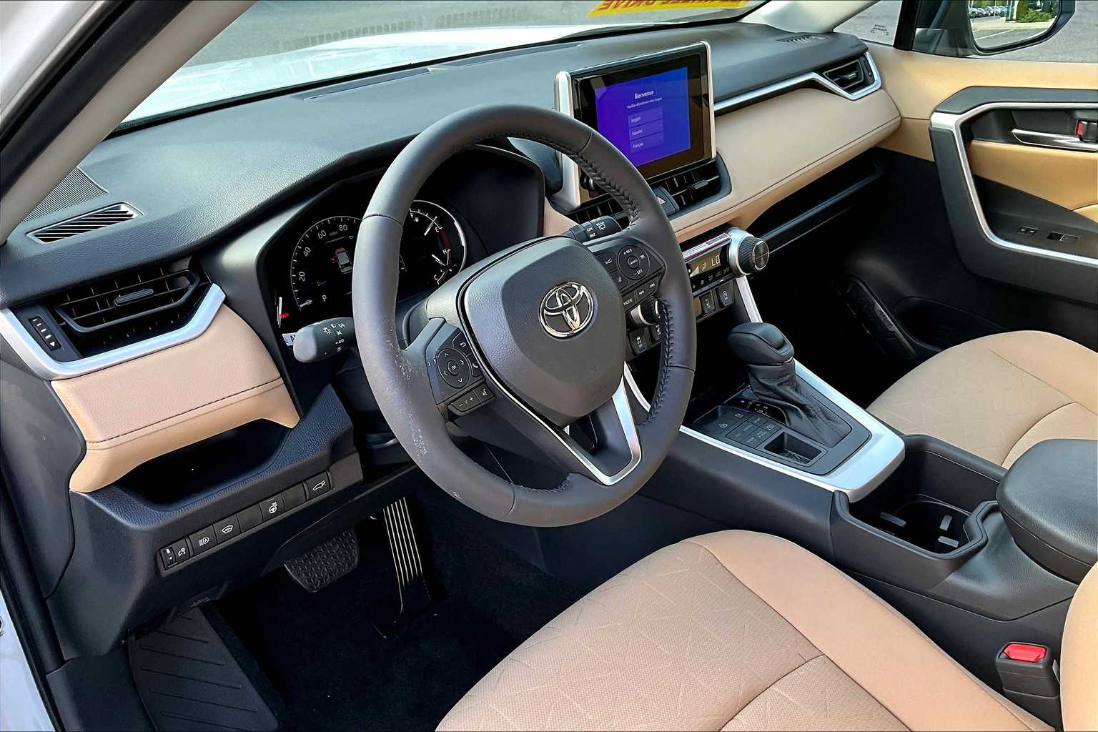 2025 Toyota RAV4 XLE photo 7