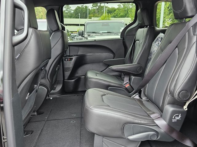 2025 Chrysler Pacifica photo 6