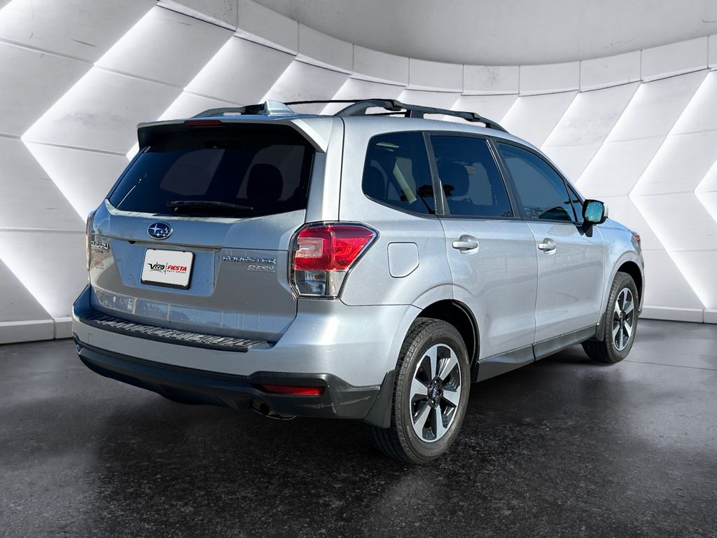 2017 Subaru Forester 2.5i Premium photo 2
