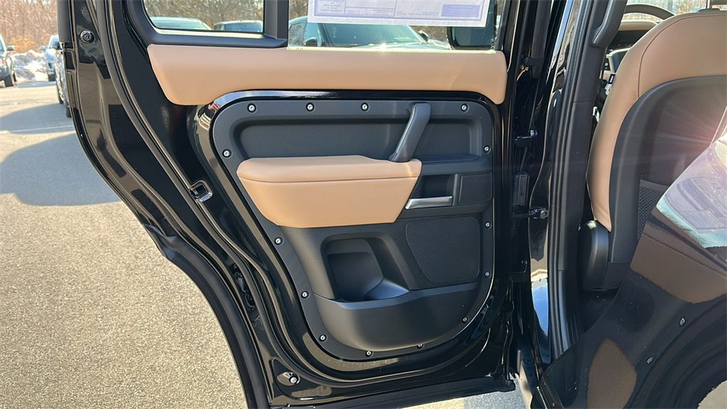 2025 Land Rover Defender 110 X-Dynamic SE photo 22