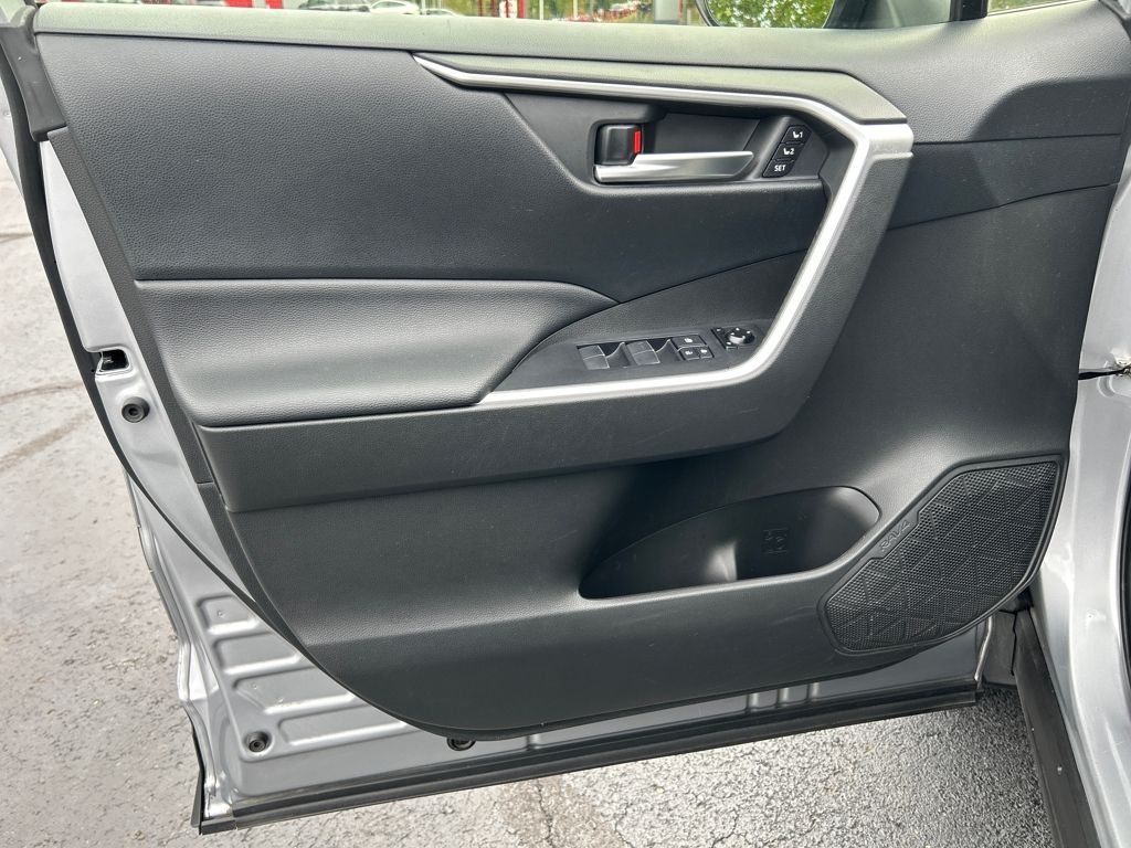 2020 Toyota RAV4 XLE Premium photo 10