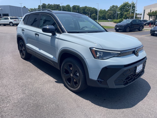 2025 Volkswagen Taos SE photo 2