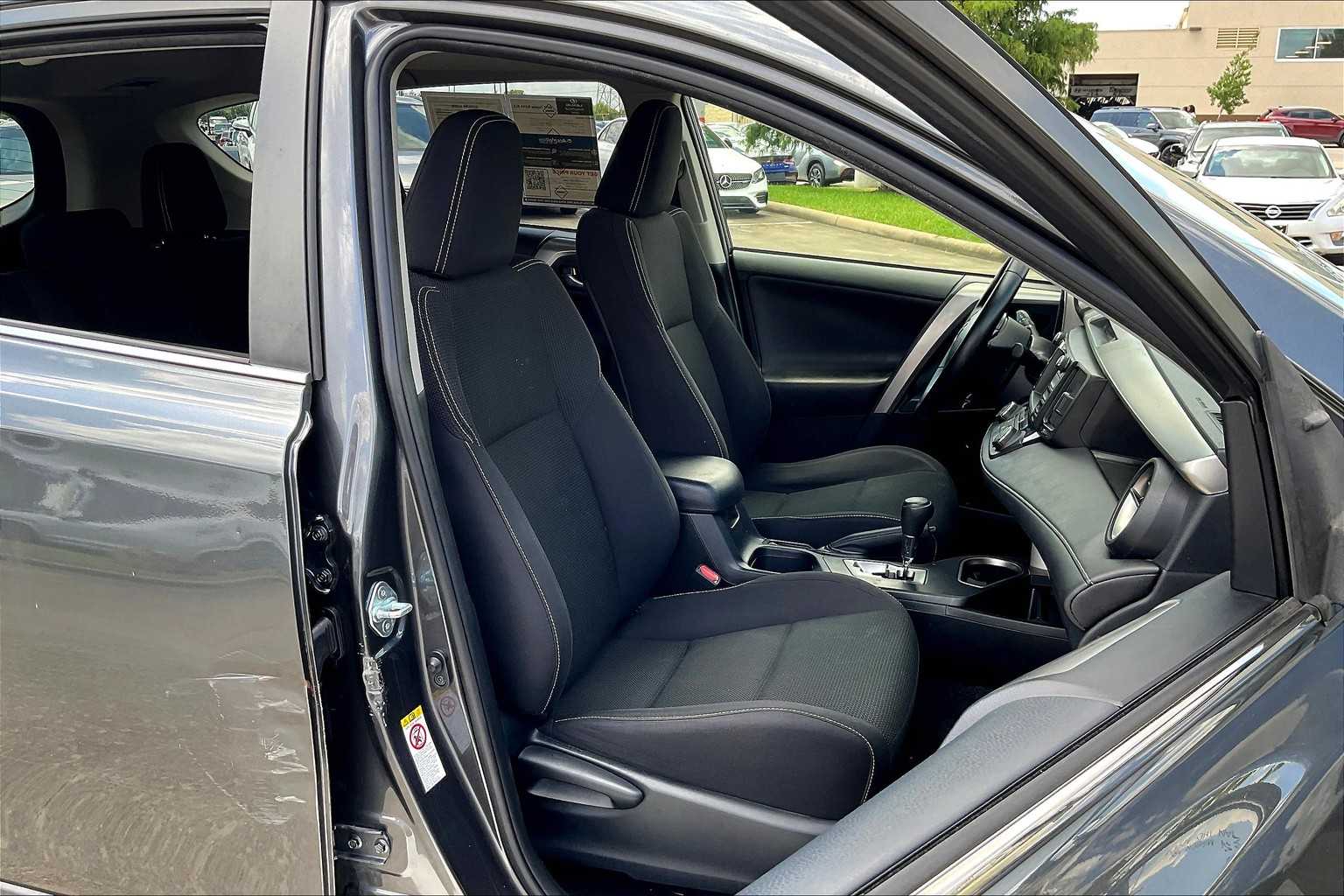 2017 Toyota RAV4 XLE photo 7