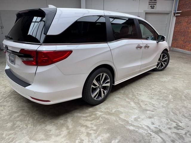 2023 Honda Odyssey Touring photo 2