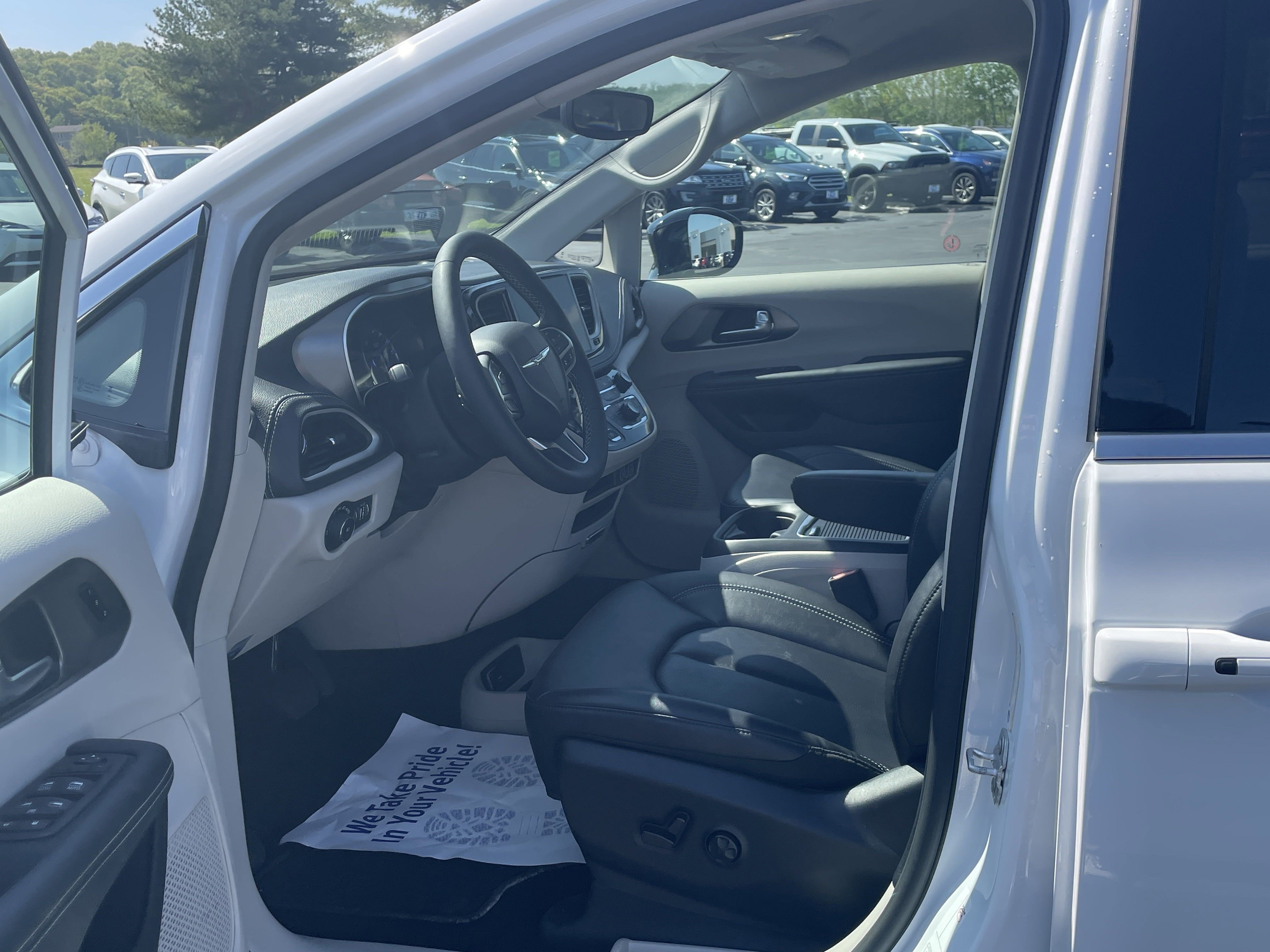 2024 Chrysler Pacifica Touring L photo 10