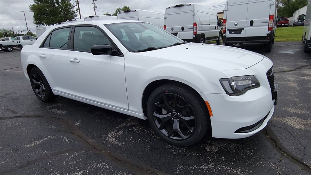 2023 Chrysler 300 Touring photo 2