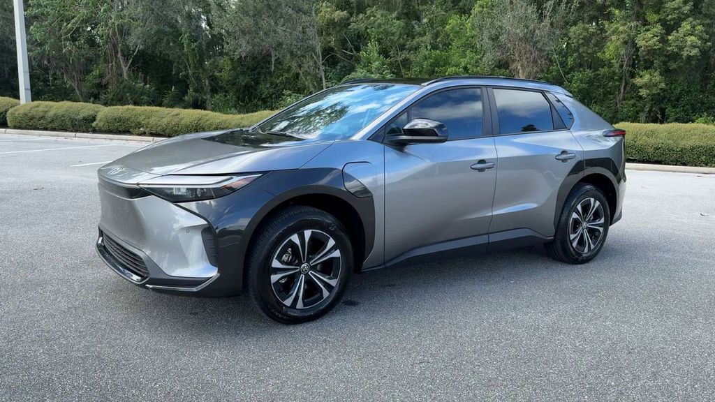 2025 Toyota bZ4X XLE photo 4