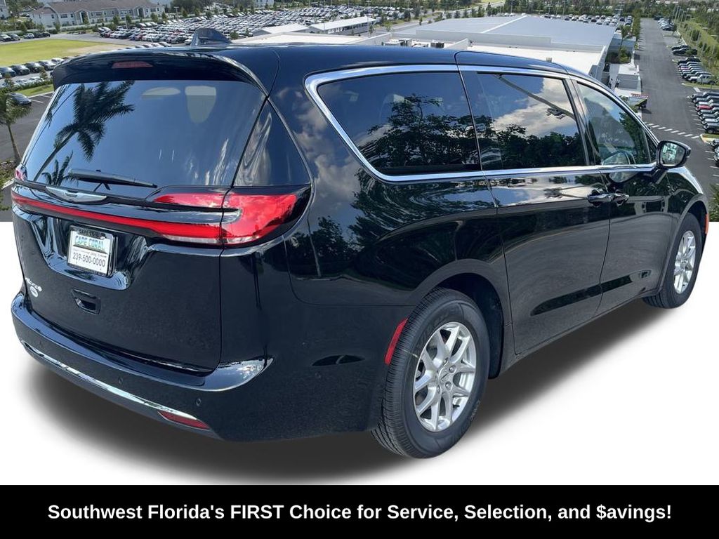 2025 Chrysler Pacifica photo 4