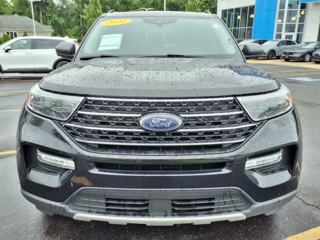2021 Ford Explorer XLT Sport photo 2