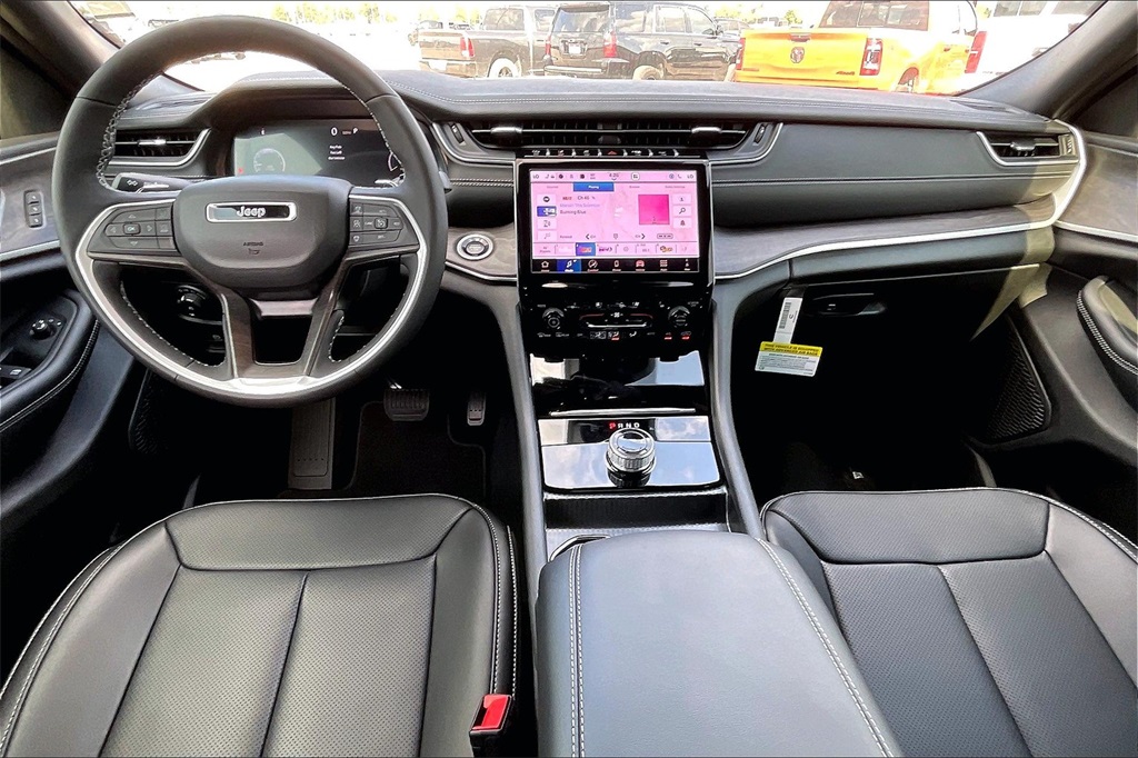 2025 Jeep Grand Cherokee Limited photo 2