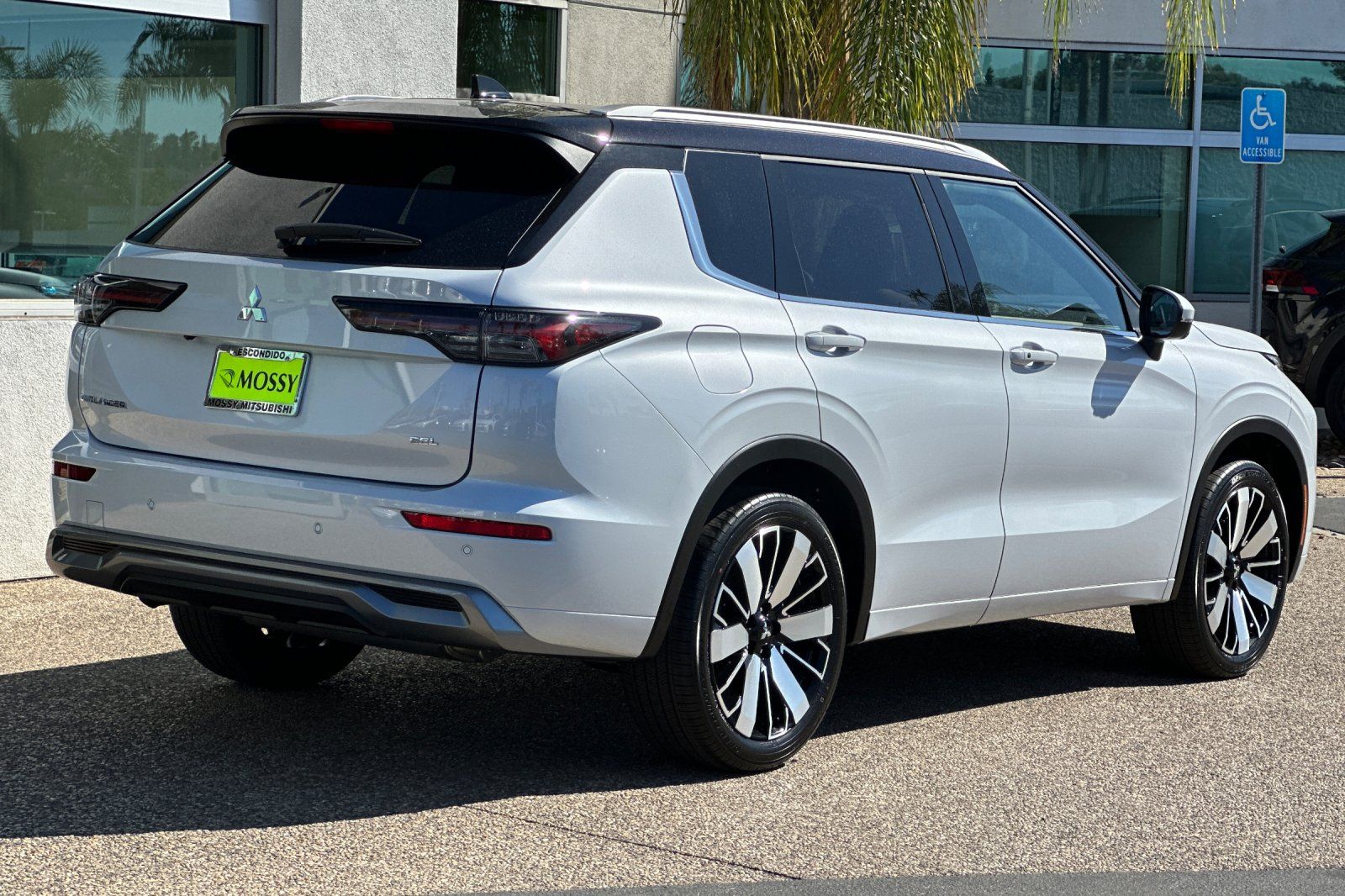 2025 Mitsubishi Outlander SEL photo 4
