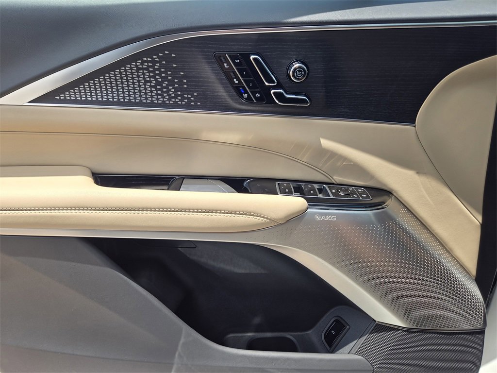 2025 Cadillac Lyriq Luxury photo 18